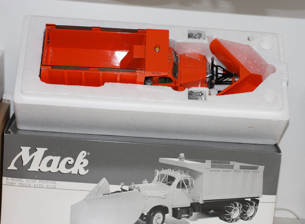 FIRST GEAR 1/25 1960 MACK B-61 STATE HIGHWAY DUMP TRUCK WITH PLOW MIB