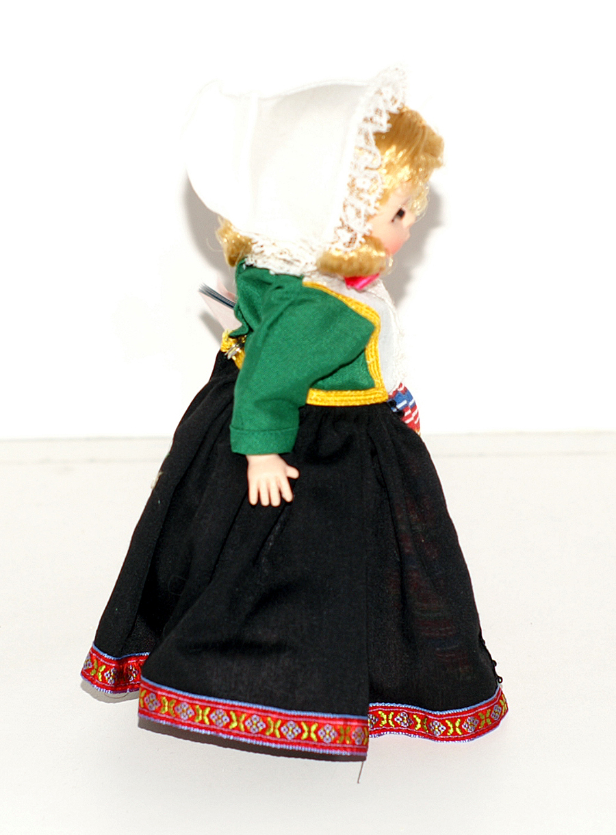 MADAME ALEXANDER 8 INCH DOLL 539 SWEDEN INTERNATIONAL COUNTRY SERIES 